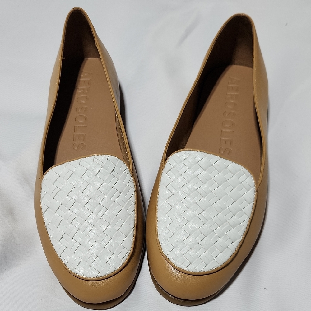 AEROSOLES Women's Tan and White Flats
